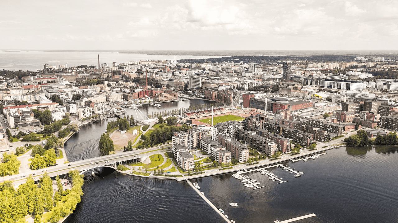 KattoFIXer palvelee Tampereella ja Raumalla – ilmakuva Tampereen Ratinan ja keskustan alueen katoista.