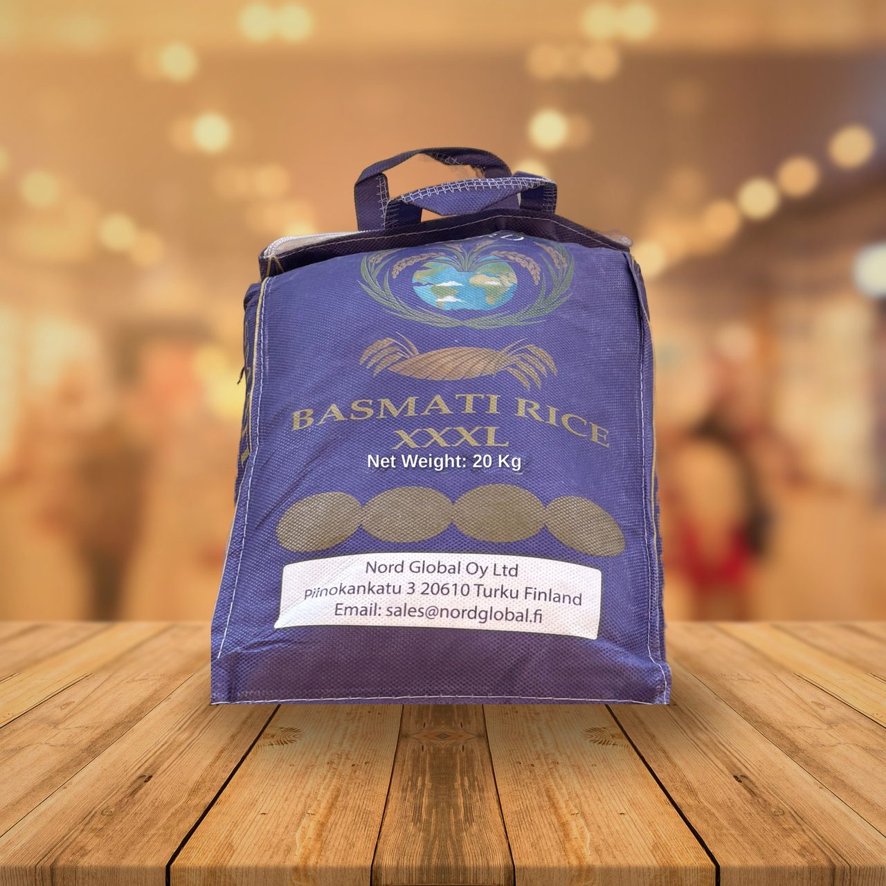 NORD Basmati Rice XXXL 20 kg -pussi puupöydällä